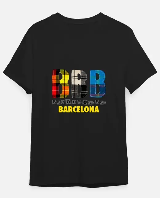 Camiseta oficial negra de Bacon Bear Bar con el logo BBB en tartán y la palabra Barcelona